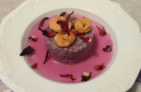 Risotto alle mazzancolle argentine con petali di rosa canina.