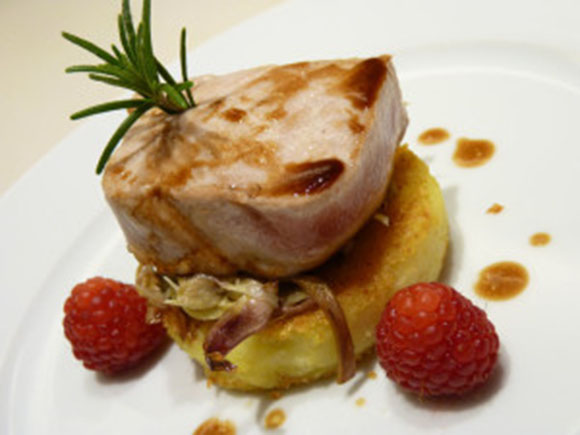 Trancetto di tonno rosso con carciofi allo zenzero e mattonella di patate